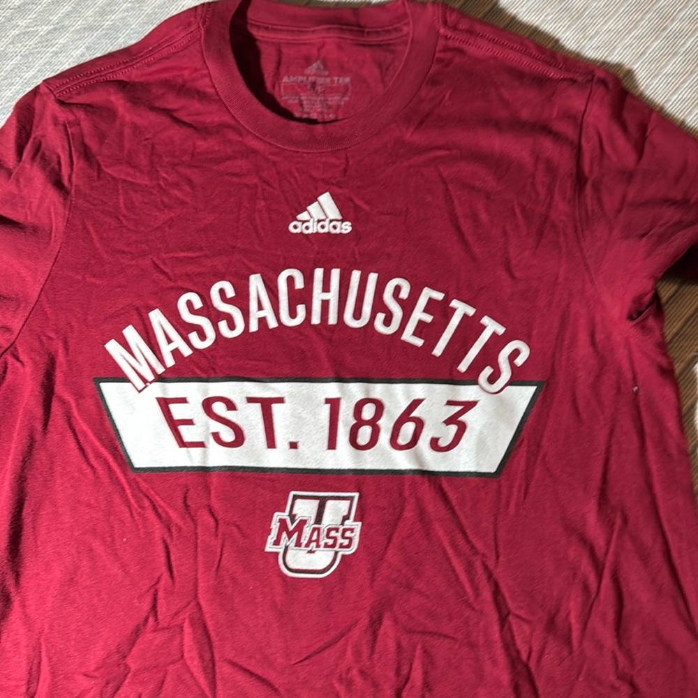 Umass t shirt NWT
